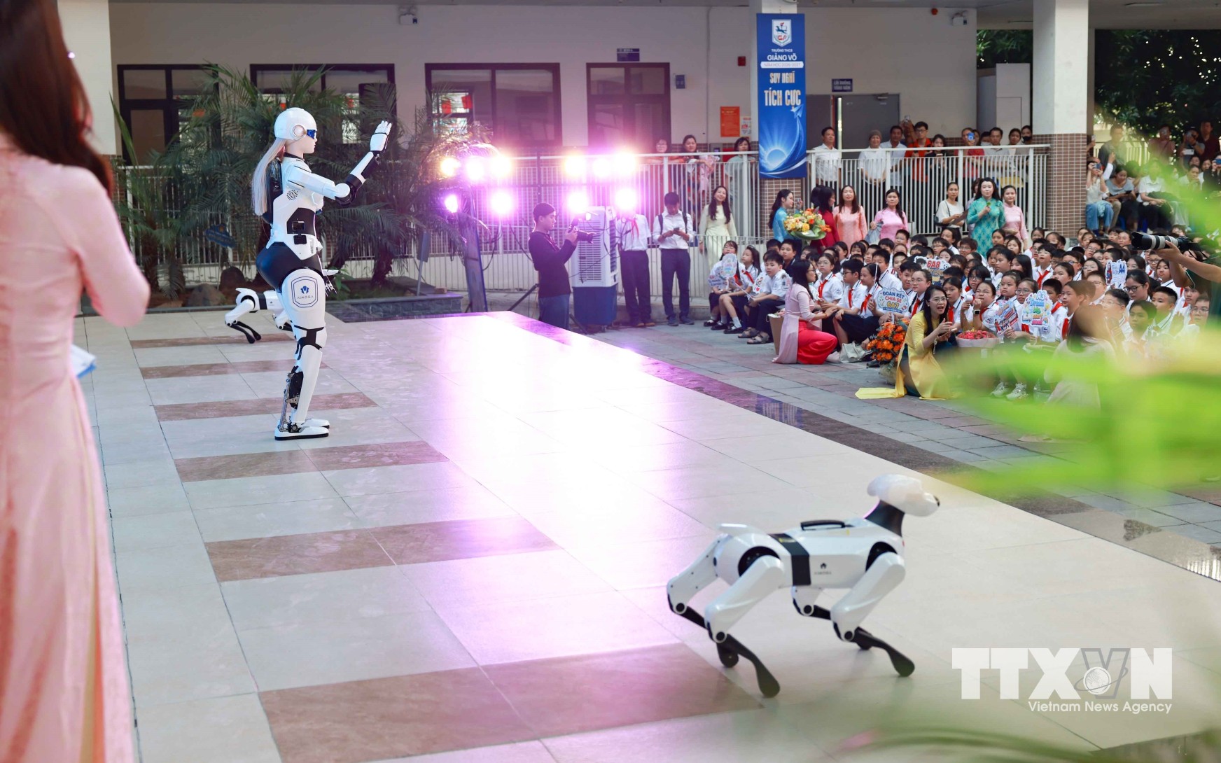 Màn giao lưu đặc biệt với những chú robot thông minh trong ngôi trường đầu tiên của Thủ đô Hà Nội mà Robot AI hình người "AIMOGA" đến thăm. (Ảnh: Thanh Tùng /TTXVN)